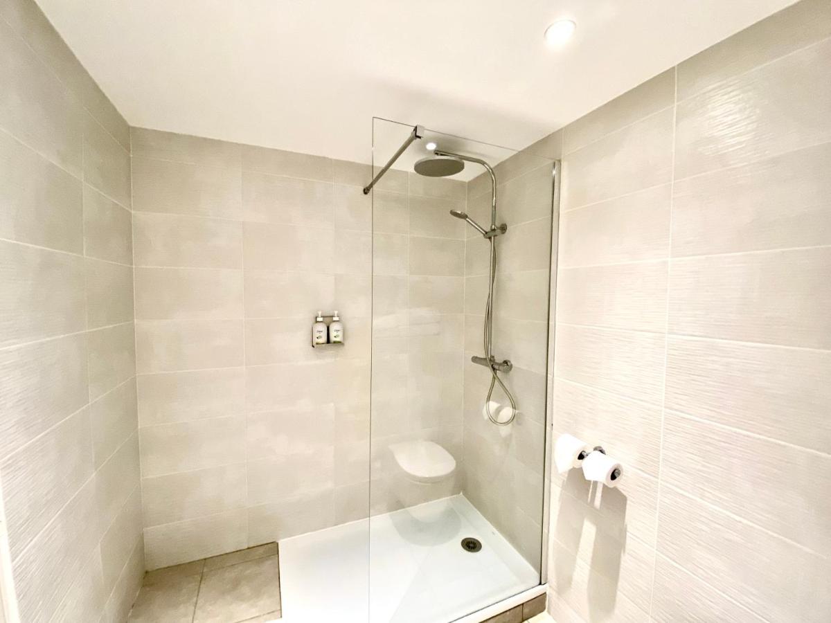 Salle de bains dans l'établissement Holiday Inn Calais Coquelles by IHG
