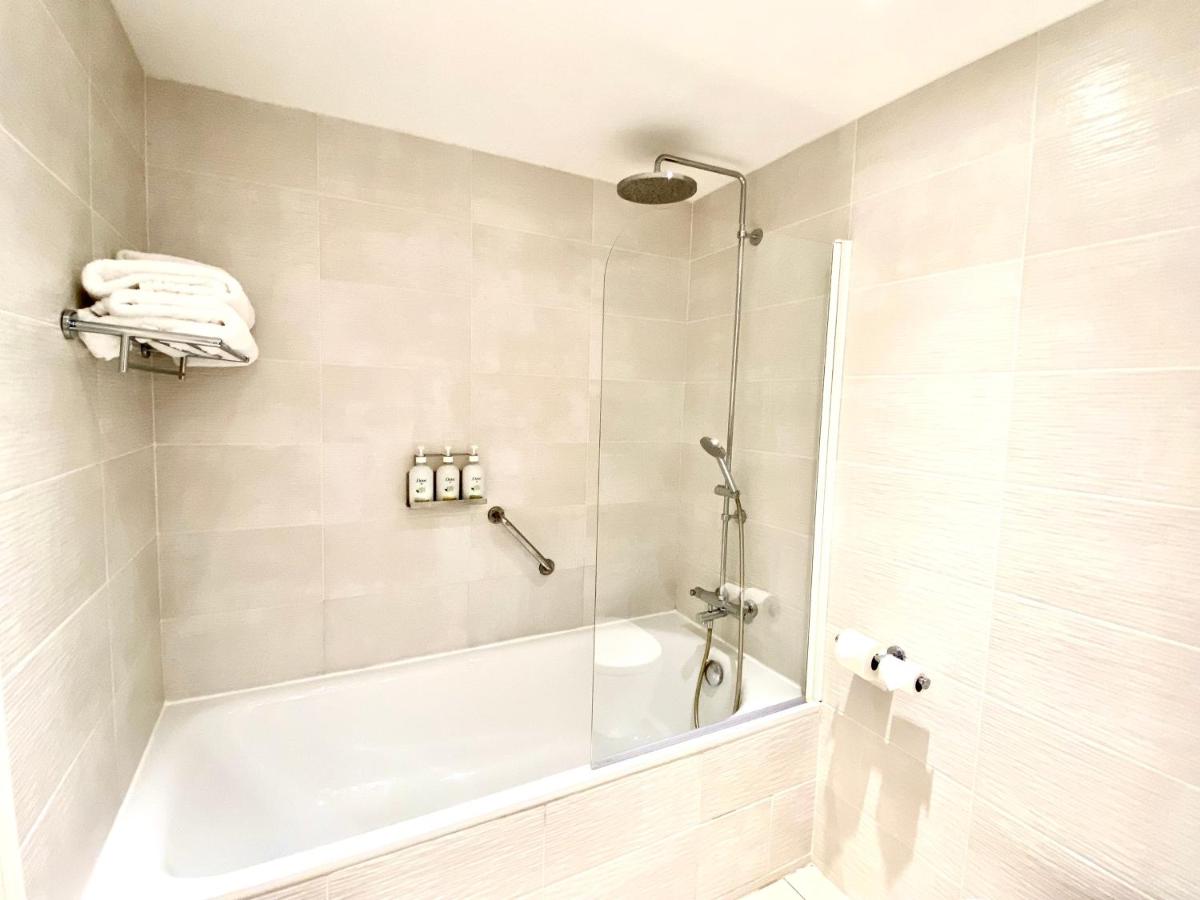 Salle de bains dans l'établissement Holiday Inn Calais Coquelles by IHG