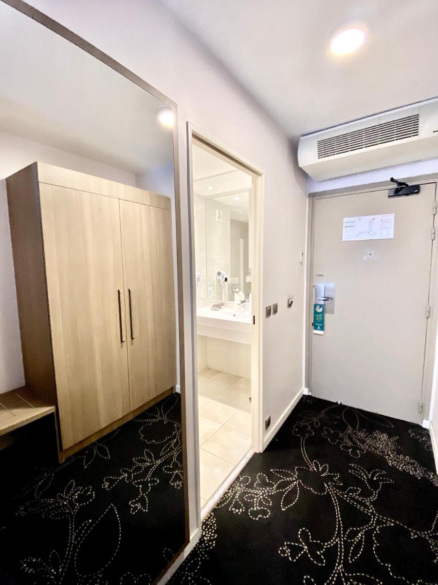 Salle de bains dans l'établissement Holiday Inn Calais Coquelles by IHG