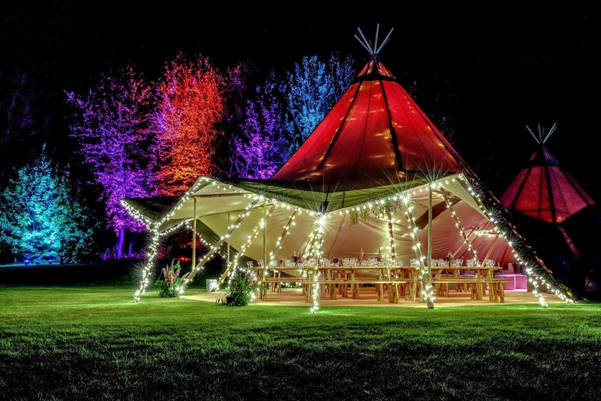 Horse Farm Hideout Glastonbury Festival - Housity