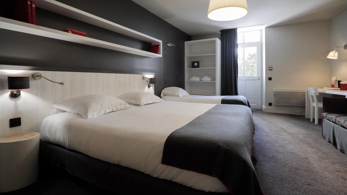 une chambre d'hôtel avec un grand lit et une fenêtre dans l'établissement Le Faucigny - Hotel de Charme & SPA, à Chamonix-Mont-Blanc 59 autres photos