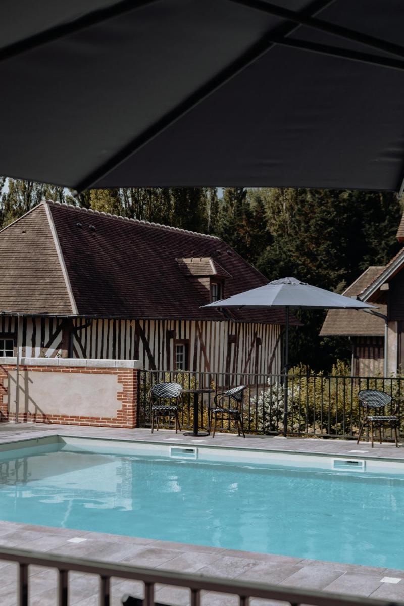 Piscine de l'établissement Les Manoirs des Portes de Deauville - Small Luxury Hotel Of The World ou située à proximité