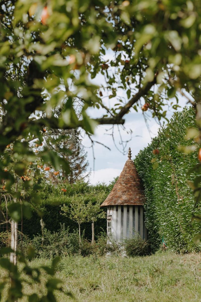 une petite maison au milieu d'un champ dans l'établissement Les Manoirs des Portes de Deauville - Small Luxury Hotel Of The World, à Deauville