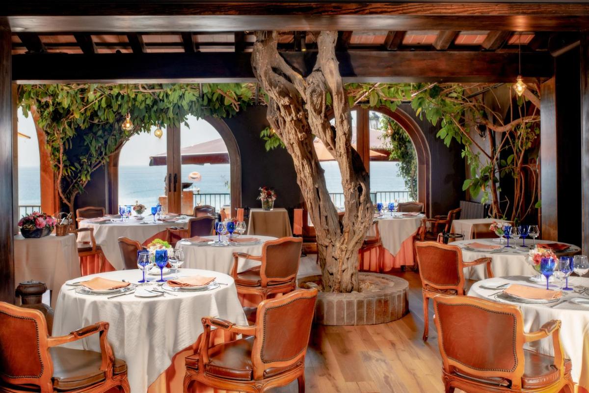 Un restaurante o sitio para comer en Rigat Park & Spa Hotel - Adults Recommended