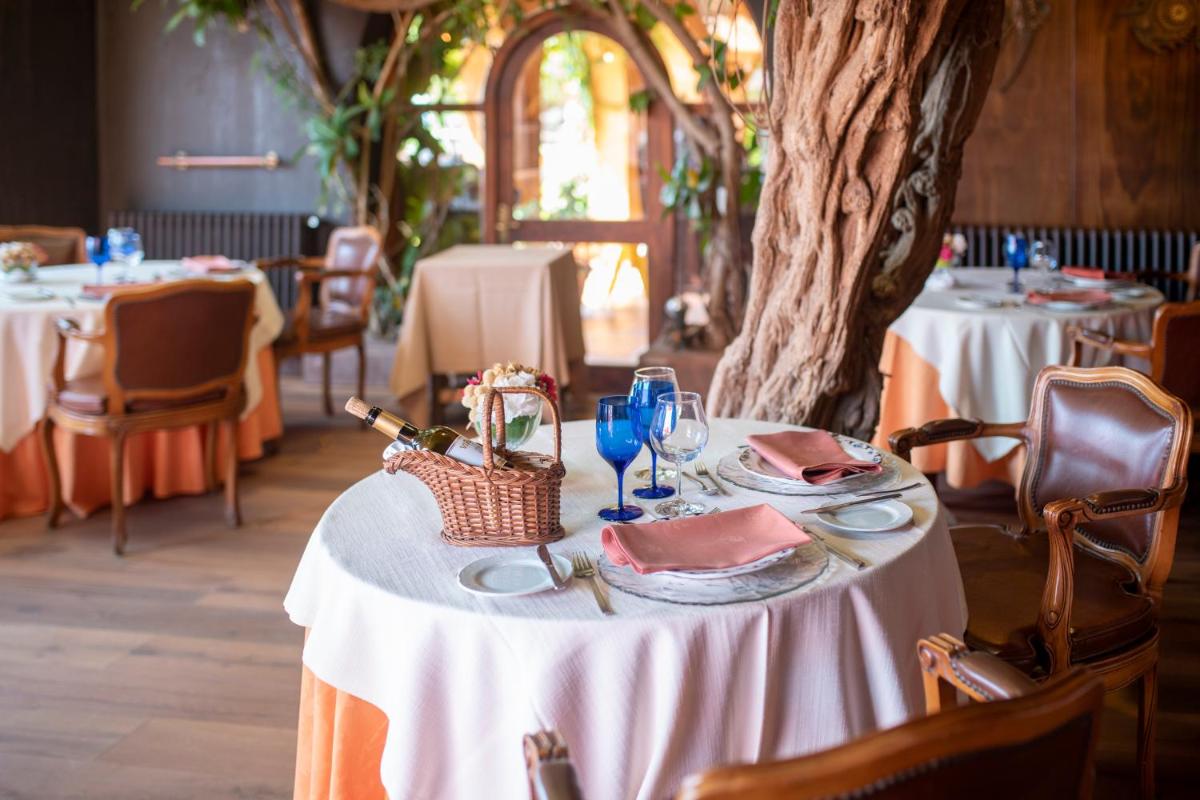 Un restaurante o sitio para comer en Rigat Park & Spa Hotel - Adults Recommended