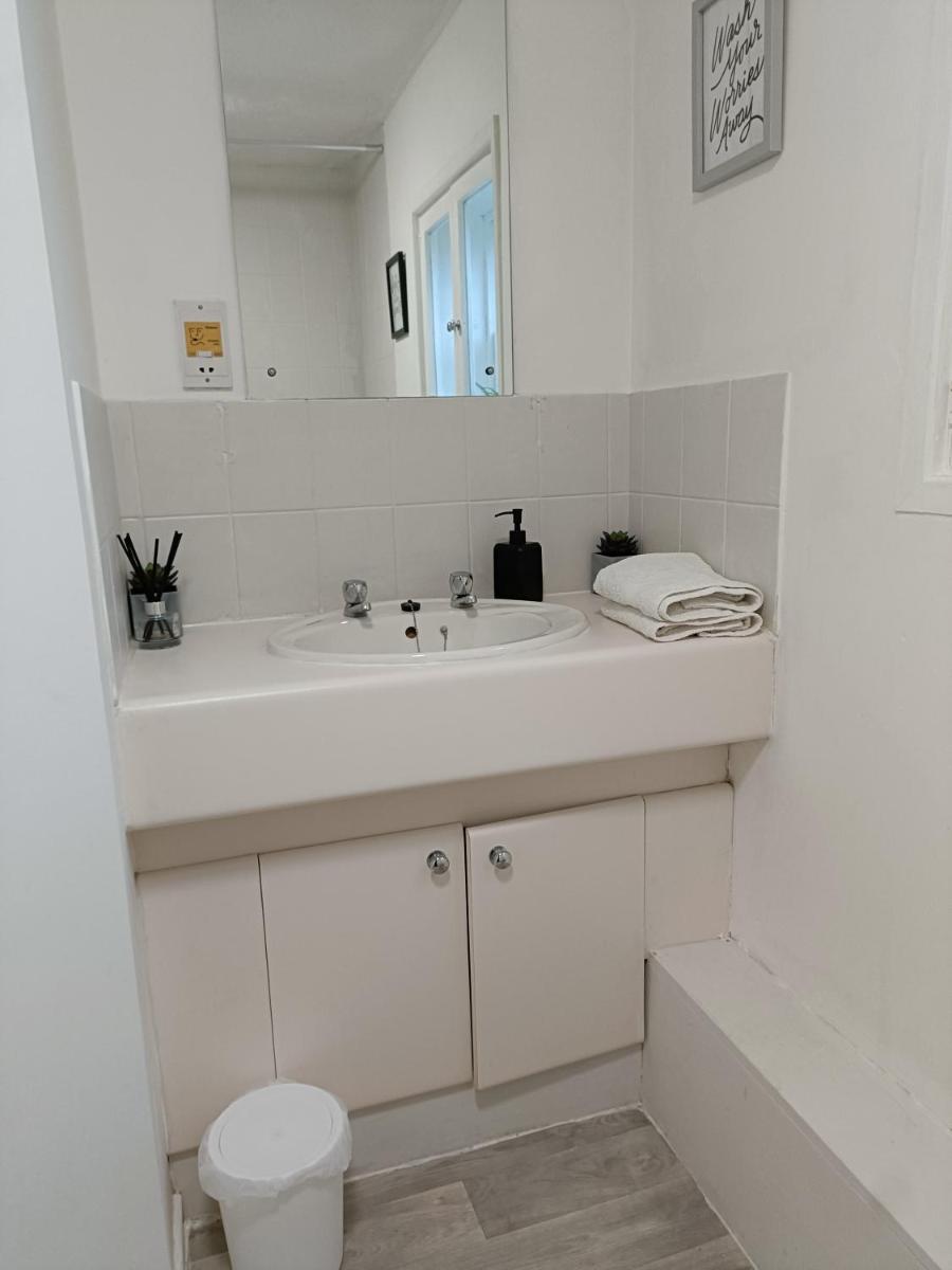 2 Bed Functional House Close to Manor Park Train Station - Housity