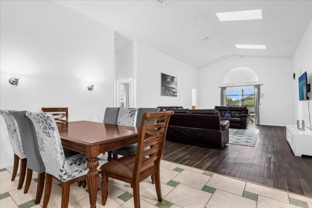 5 Bedrooms-4 Bathrooms- Indian Creek 8073 Sd - Housity