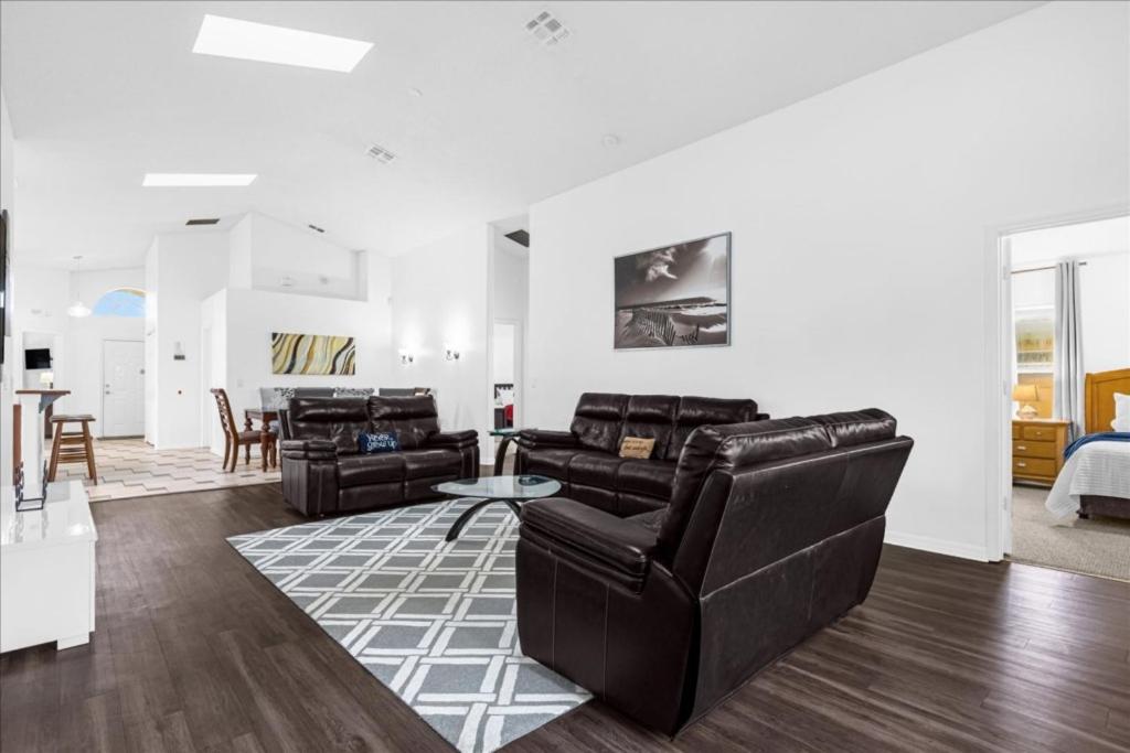 5 Bedrooms-4 Bathrooms- Indian Creek 8073 Sd - Housity
