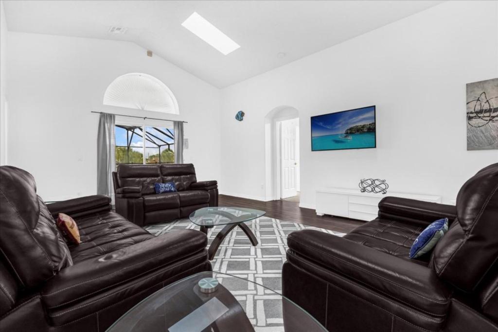 5 Bedrooms-4 Bathrooms- Indian Creek 8073 Sd - Housity