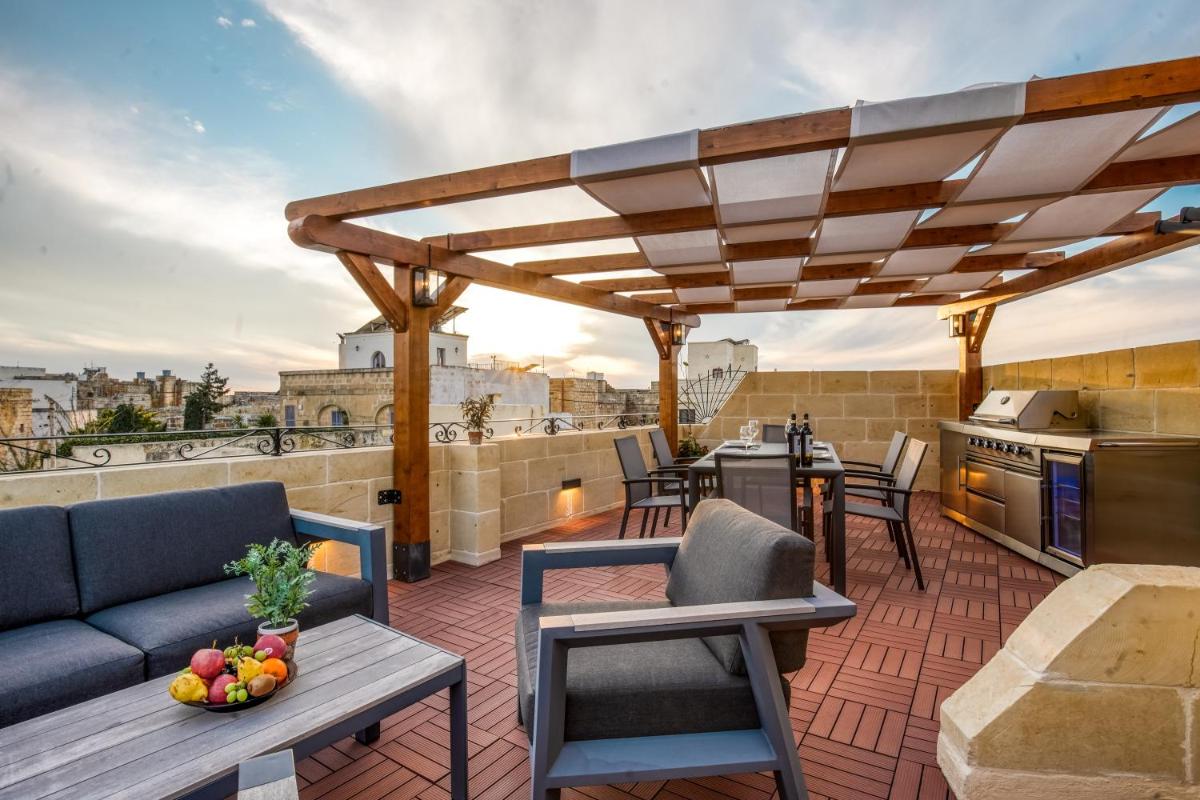 Narcisa - Luxury 3BR Traditional House with Pool, Cinema & Hot Tub - Housity