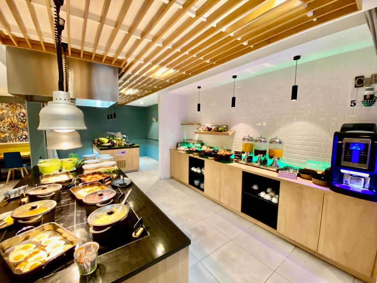 une cuisine avec un comptoir avec de la nourriture dessus dans l'établissement Holiday Inn Calais Coquelles by IHG, à Coquelles