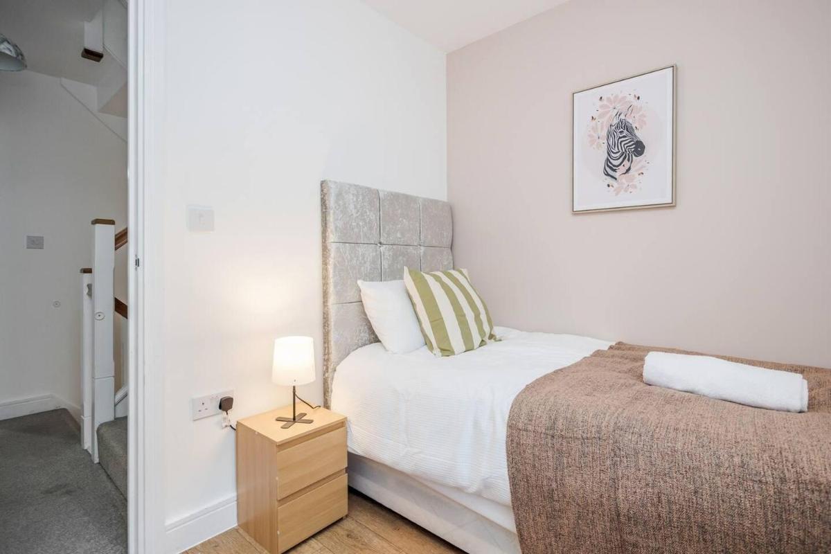 TMS Cheerful 5BDR house! Thurrock! Free Parking! - Housity