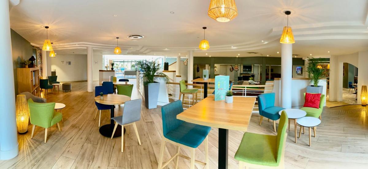 Coin salon dans l'établissement Holiday Inn Calais Coquelles by IHG