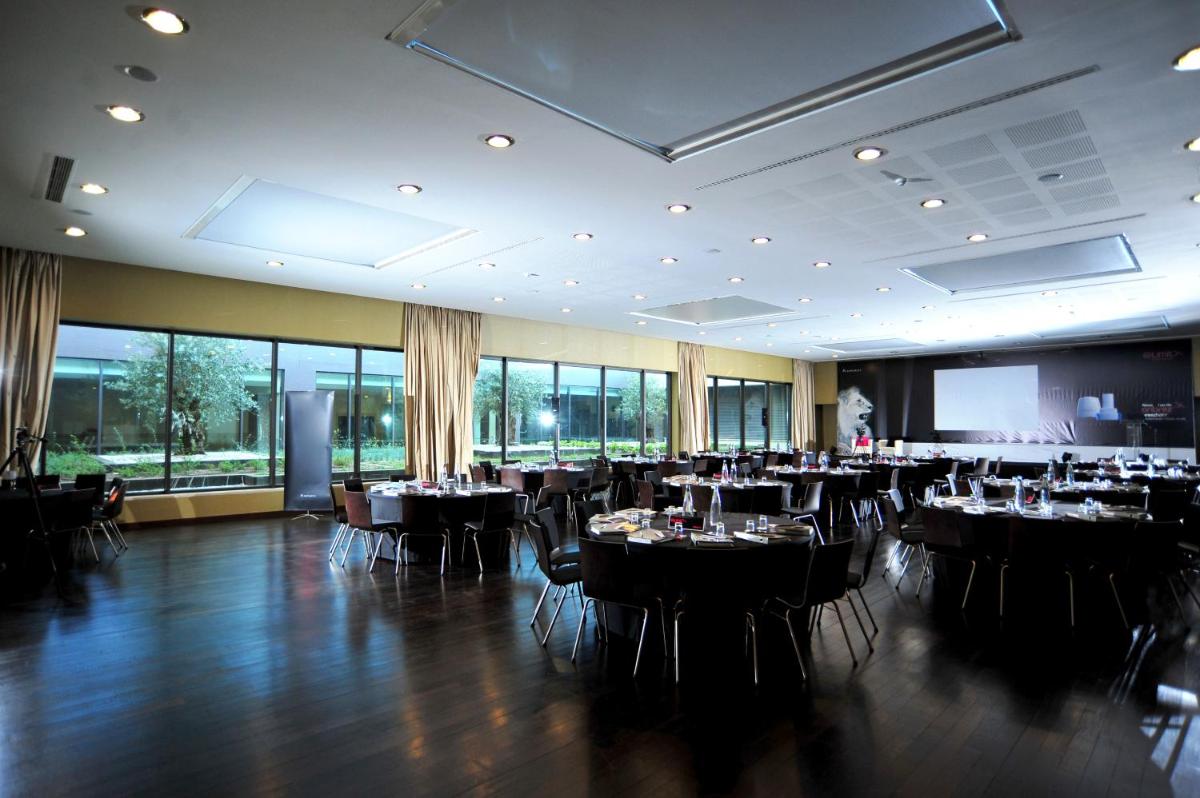 Um restaurante ou outro lugar para comer em Vila Gale Coimbra