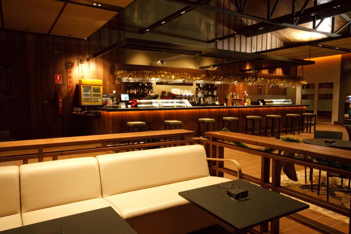 El salón o zona de bar de Alannia Costa Blanca