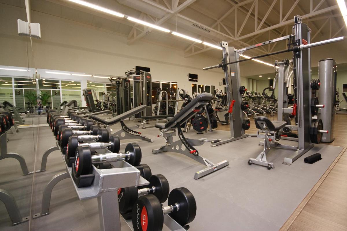 un gimnasio con muchas cintas de correr y máquinas en Alannia Costa Blanca, en Crevillente