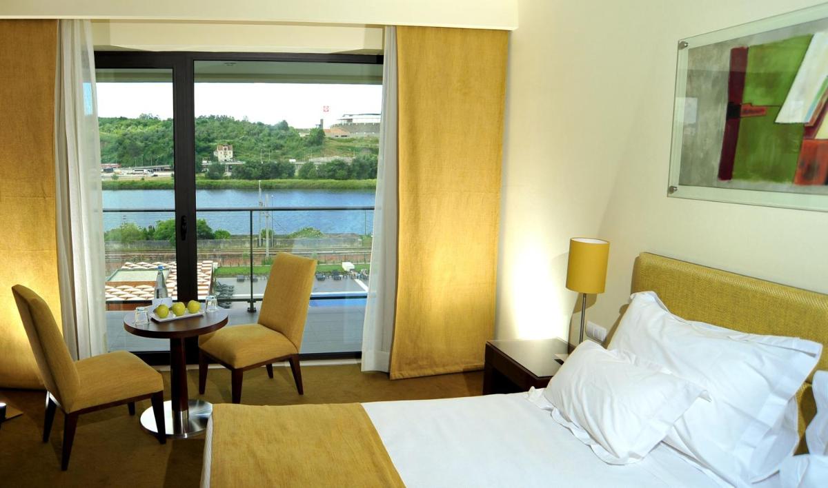 Uma cama ou camas num quarto em Vila Gale Coimbra