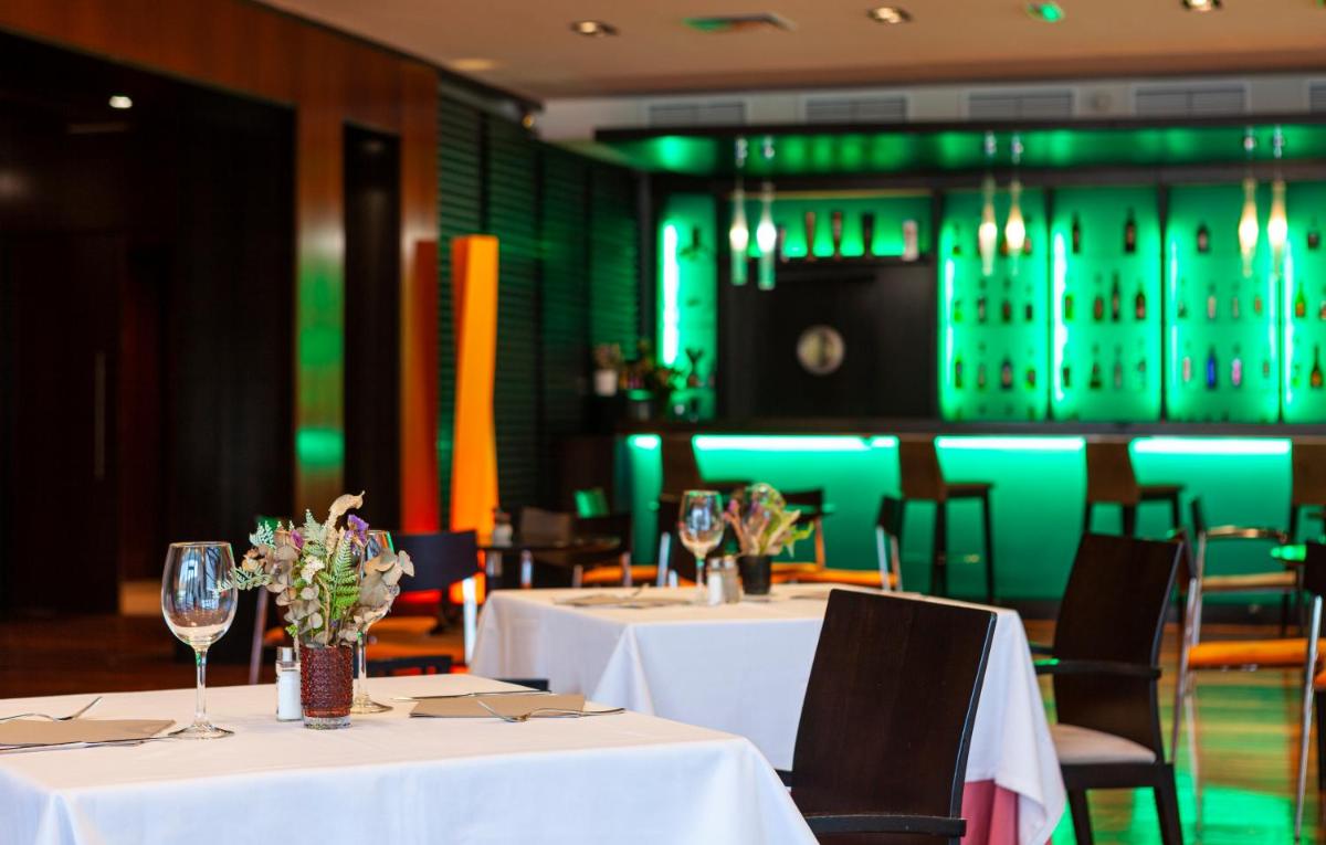 Un restaurante o sitio para comer en Hotel Macià Real De La Alhambra