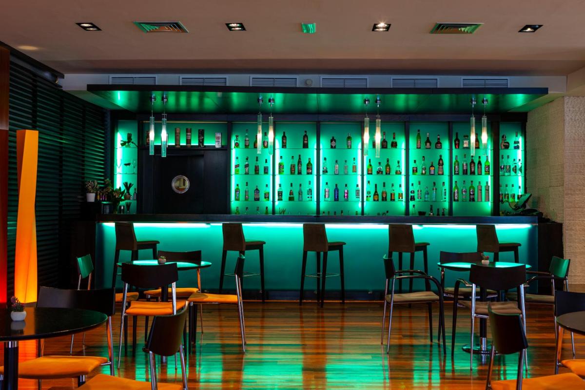 El salón o zona de bar de Hotel Macià Real De La Alhambra