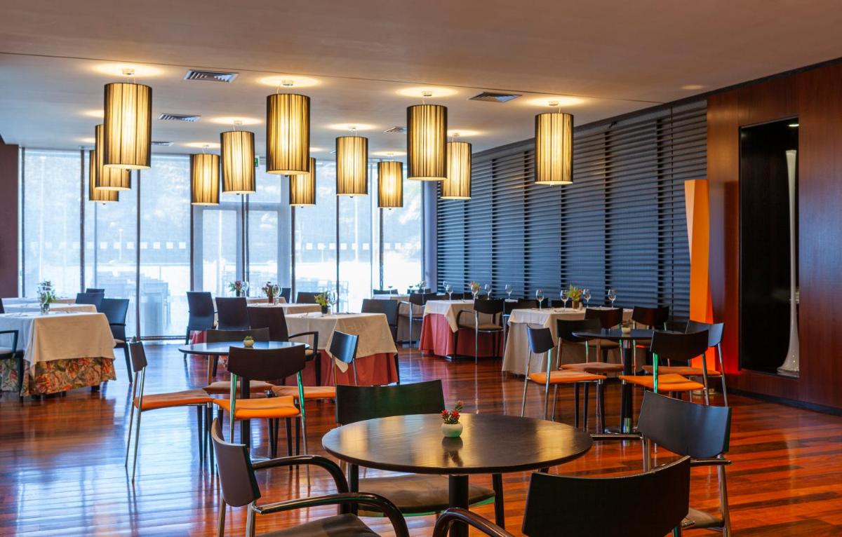 Un restaurante o sitio para comer en Hotel Macià Real De La Alhambra