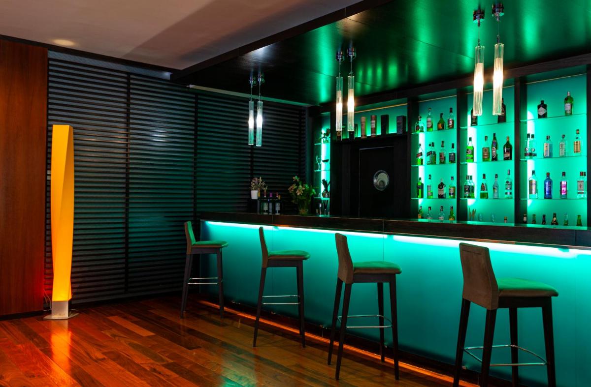 El salón o zona de bar de Hotel Macià Real De La Alhambra