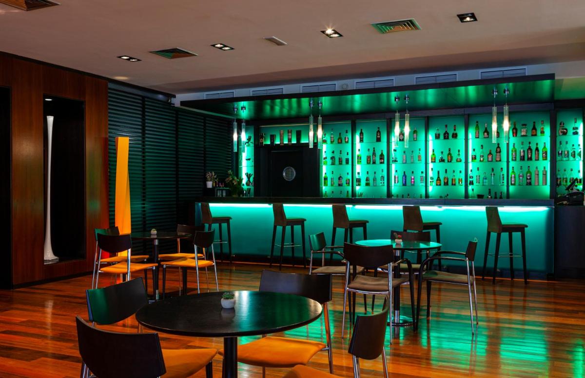 El salón o zona de bar de Hotel Macià Real De La Alhambra
