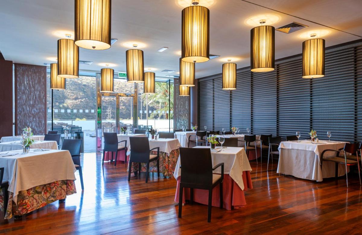 Un restaurante o sitio para comer en Hotel Macià Real De La Alhambra