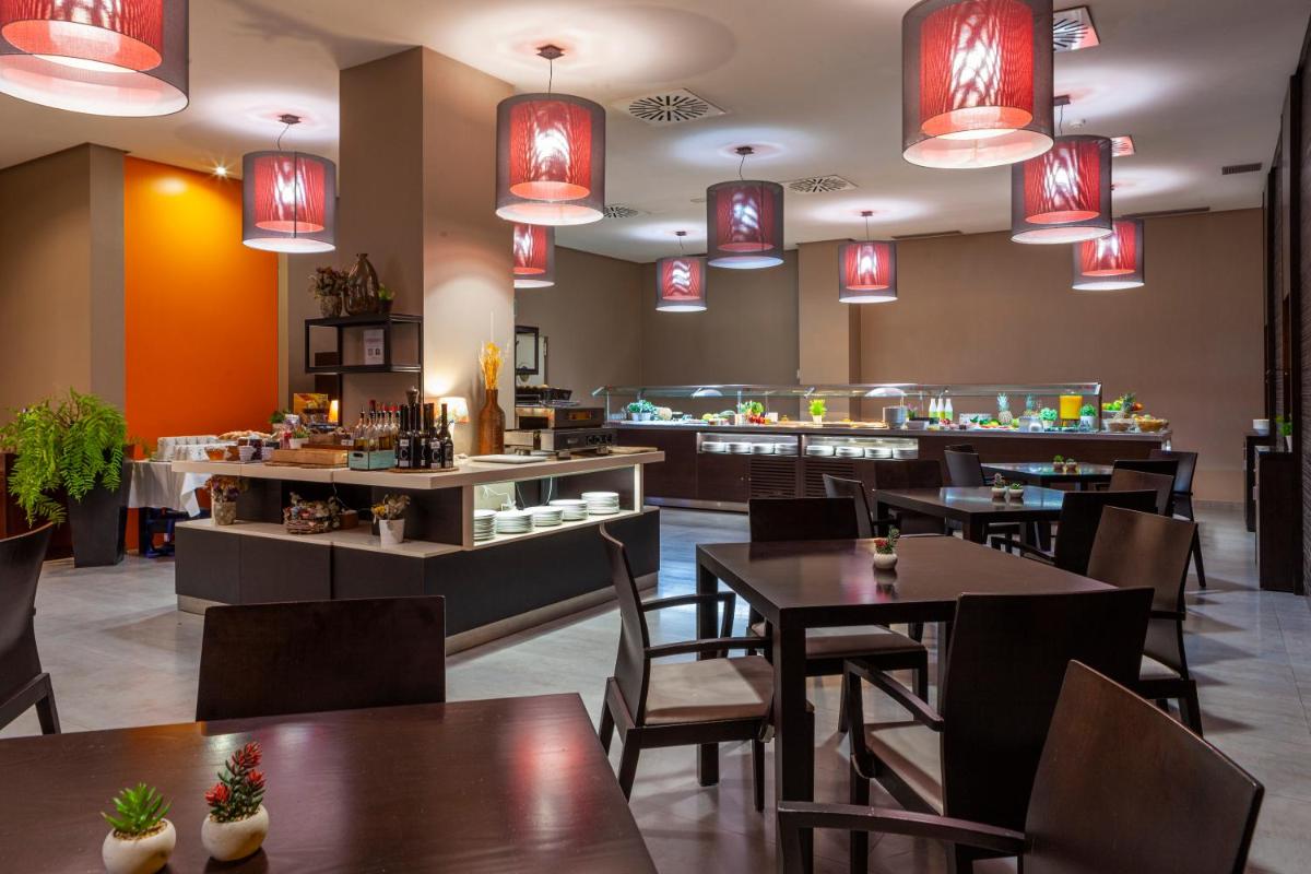 Un restaurante o sitio para comer en Hotel Macià Real De La Alhambra