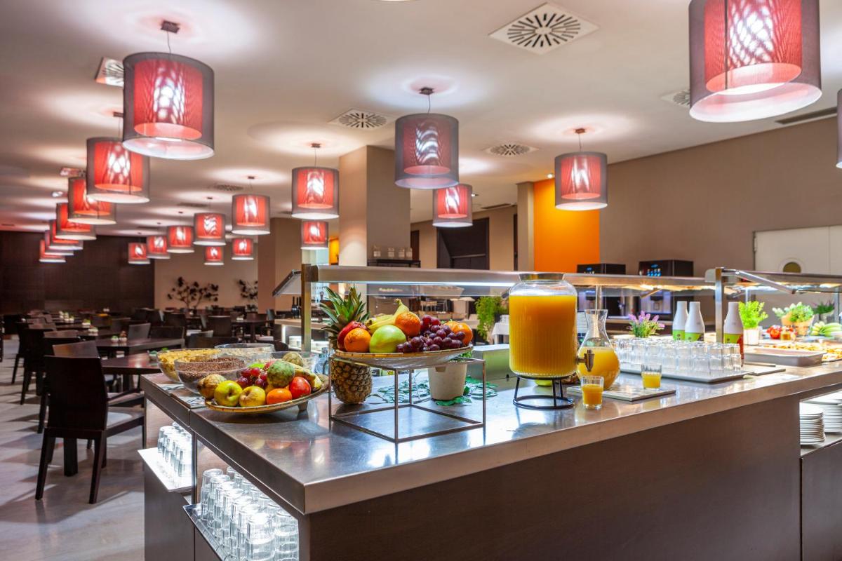 Comida en o cerca de este hotel