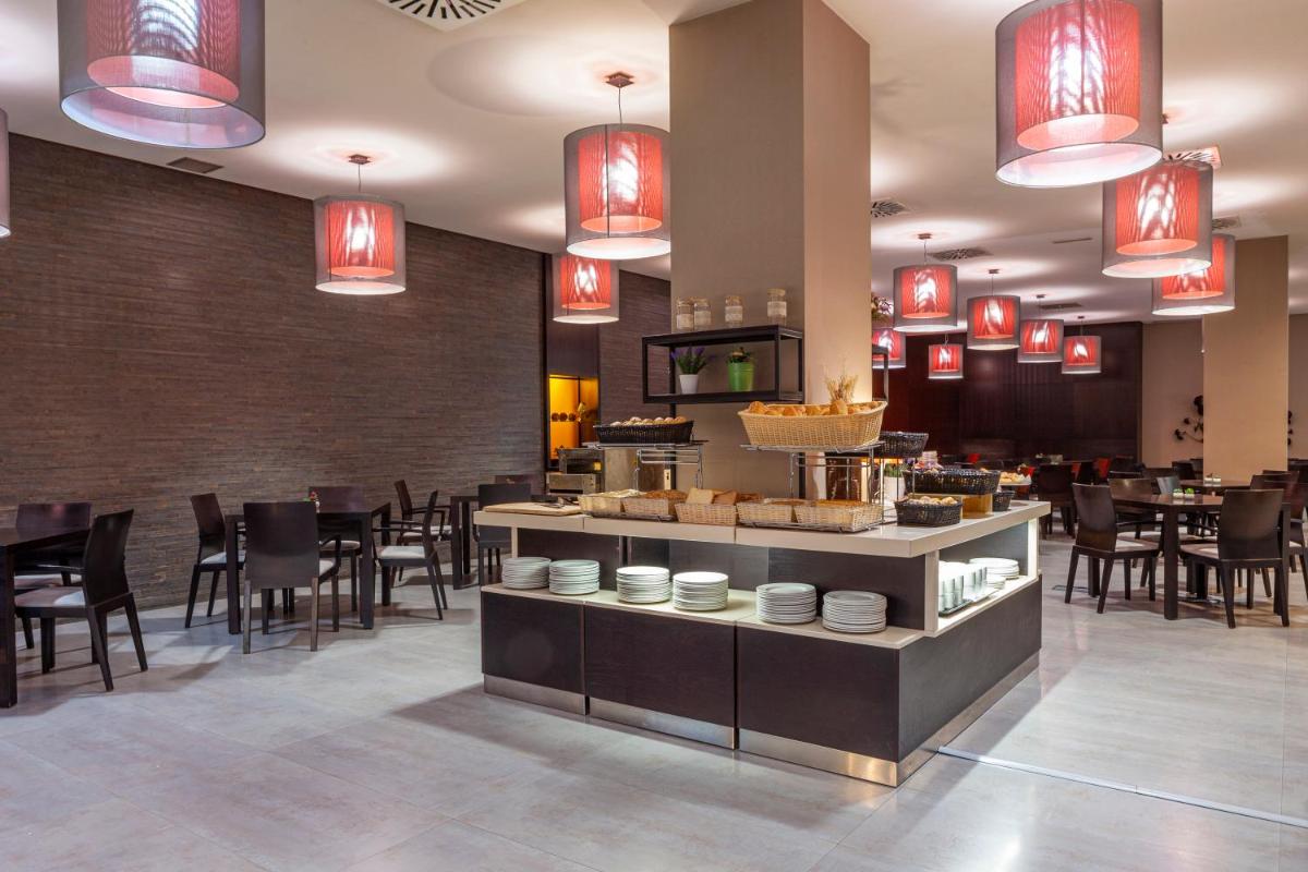 Comida en o cerca de este hotel