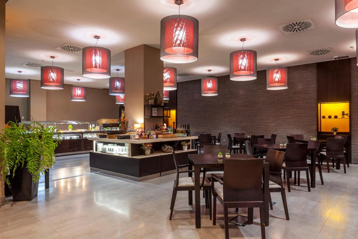 Un restaurante o sitio para comer en Hotel Macià Real De La Alhambra