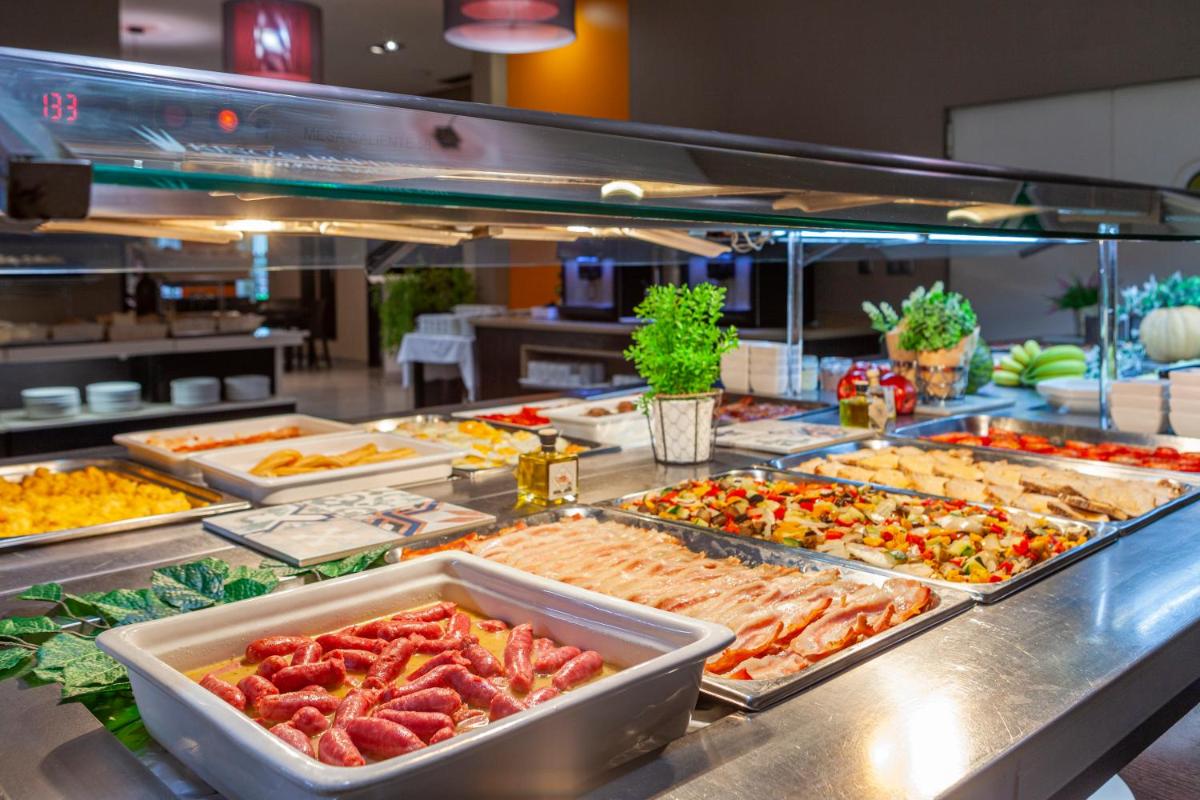 Comida en o cerca de este hotel