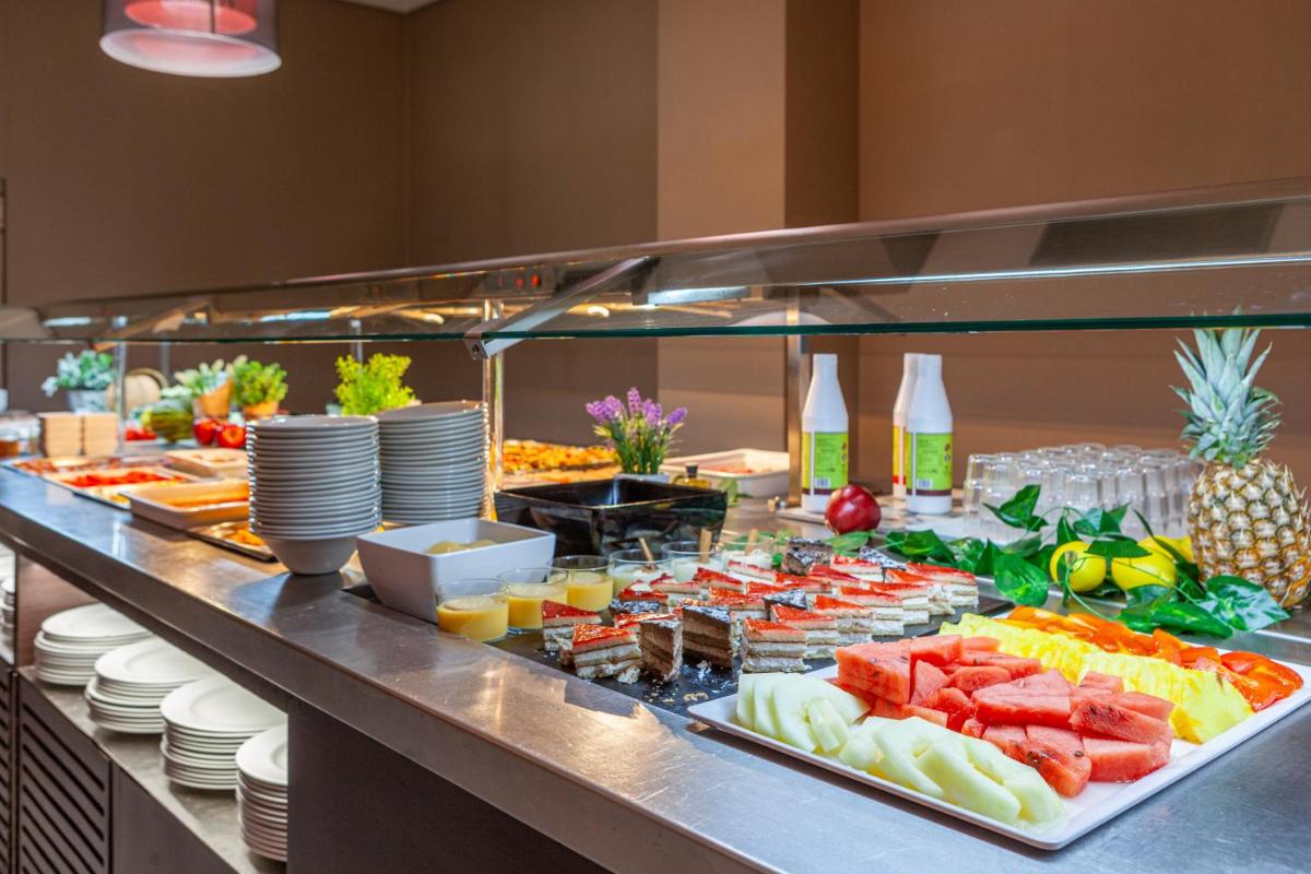 Comida en o cerca de este hotel