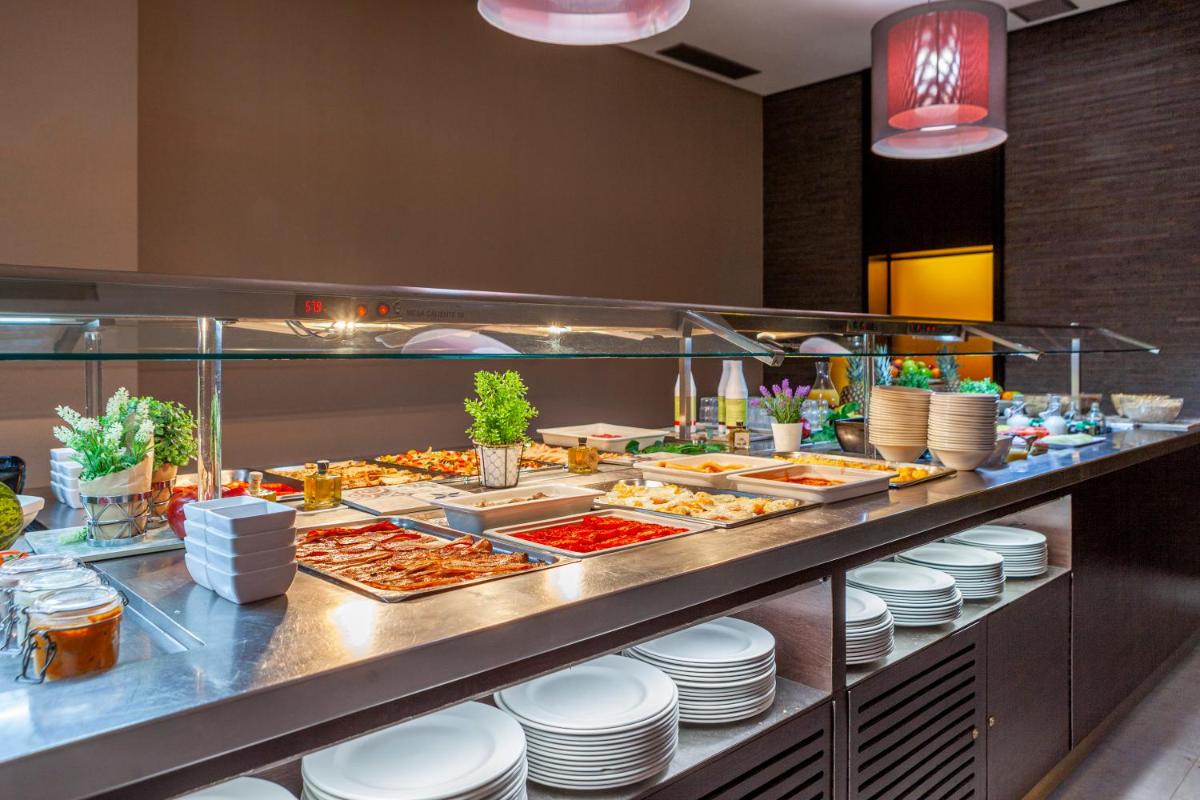 Comida en o cerca de este hotel