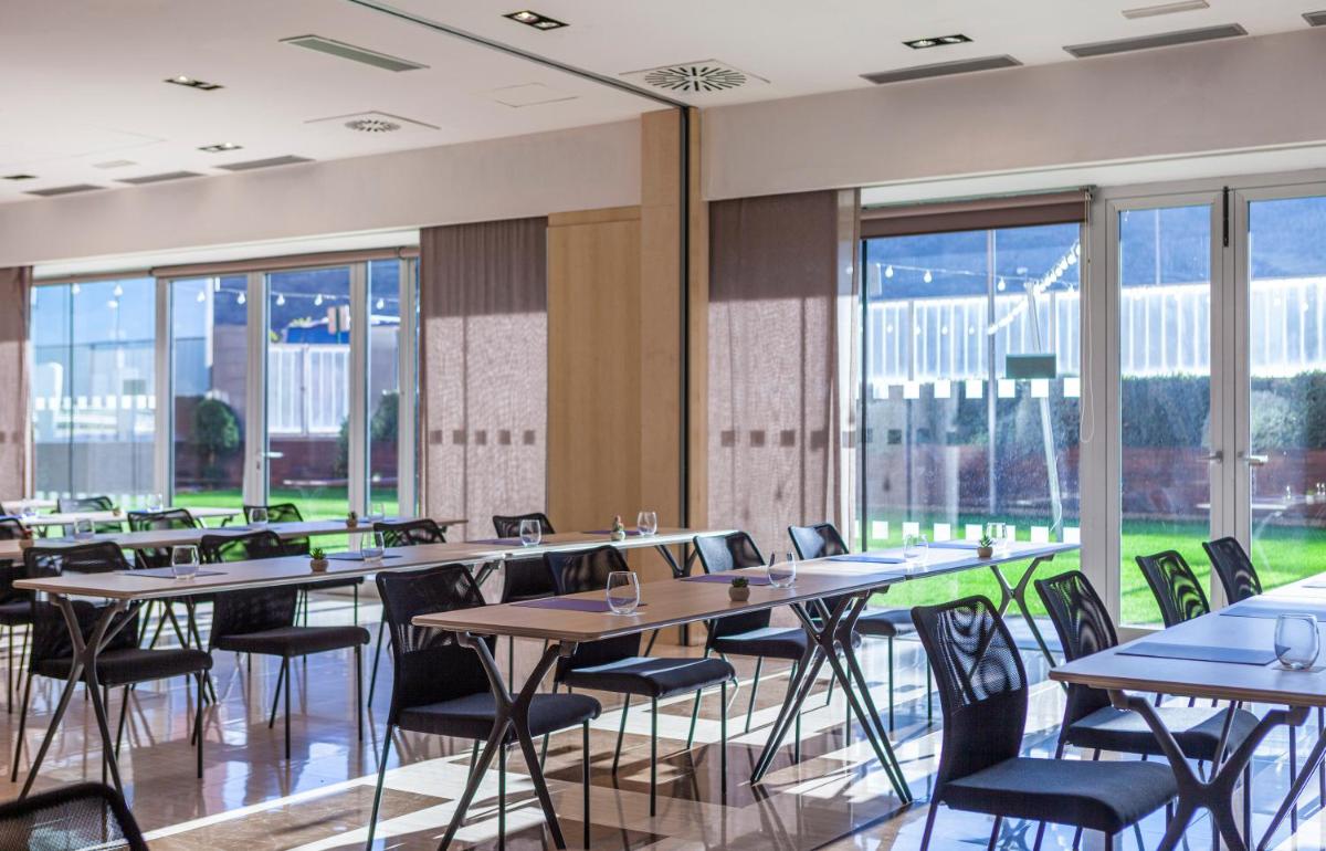Un restaurante o sitio para comer en Hotel Macià Real De La Alhambra