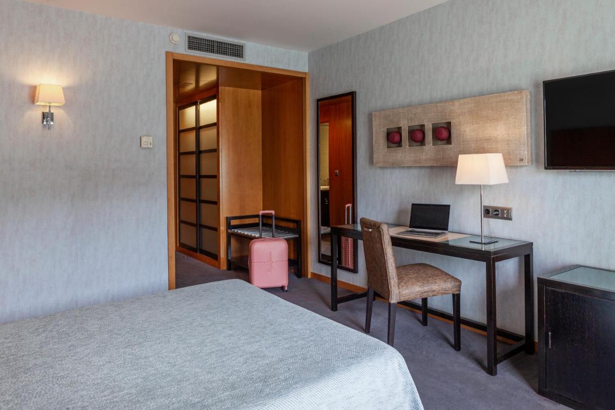 Una televisión o centro de entretenimiento en Hotel Macià Real De La Alhambra