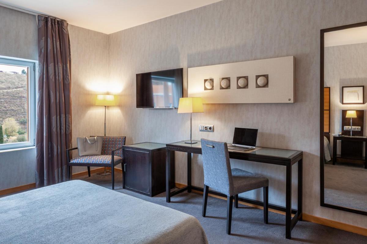 Una televisión o centro de entretenimiento en Hotel Macià Real De La Alhambra