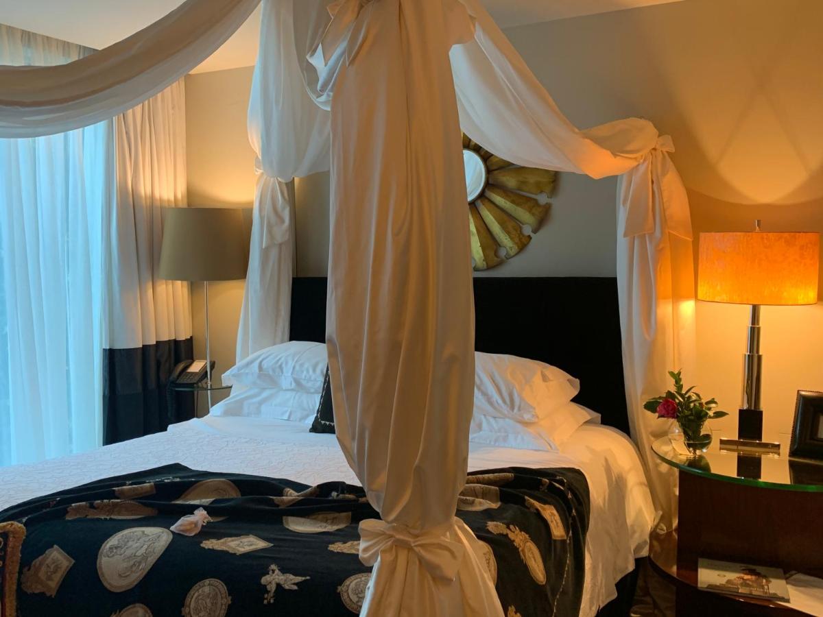 Uma cama ou camas num quarto em Carmo's Boutique Hotel - Small Luxury Hotels of the World