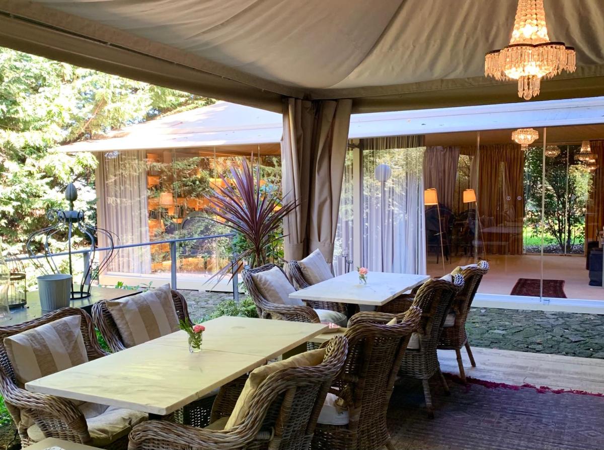 Um jardim no exterior de Carmo's Boutique Hotel - Small Luxury Hotels of the World
