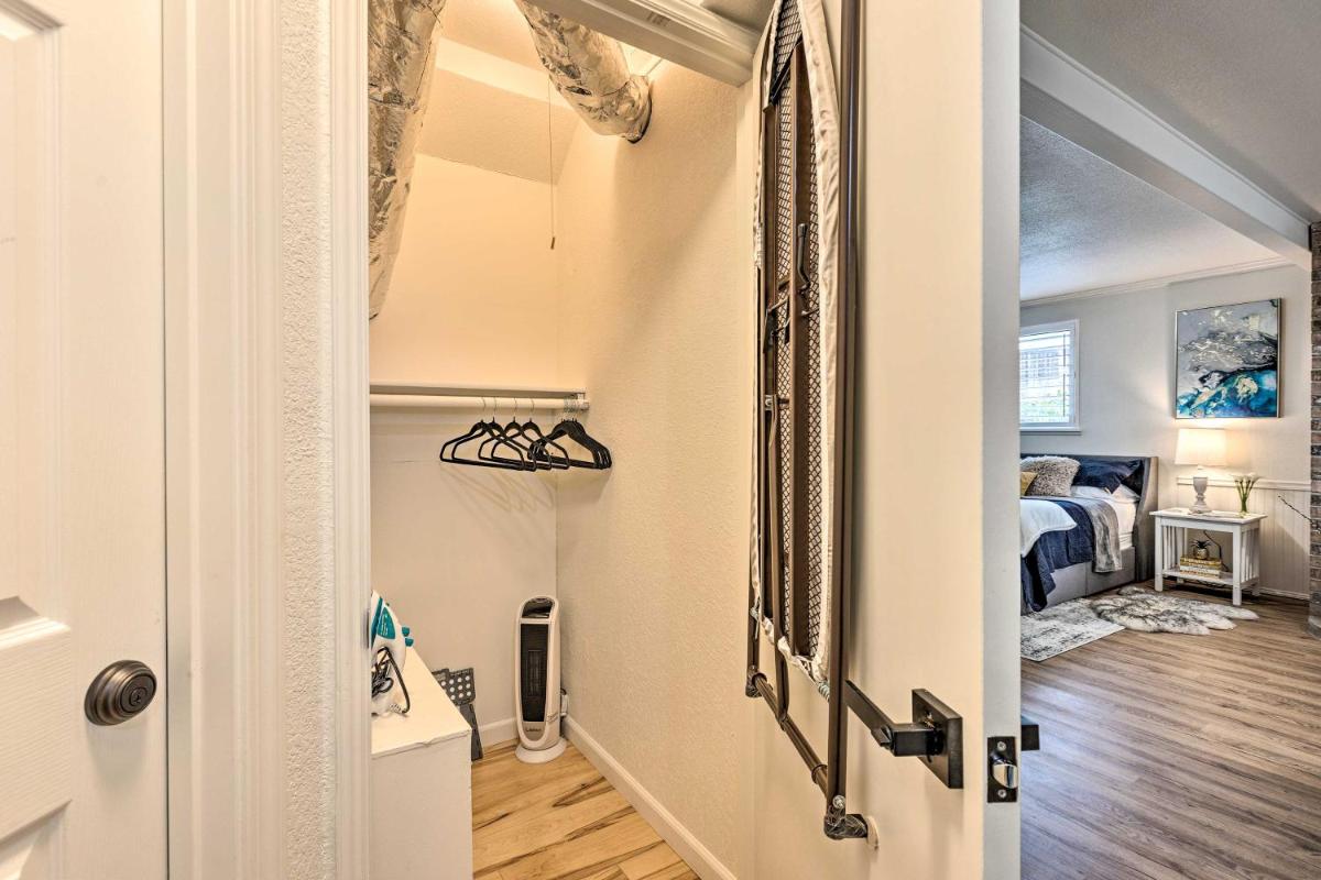 19 Mi to Seattle Port Orchard Studio with Views - Housity