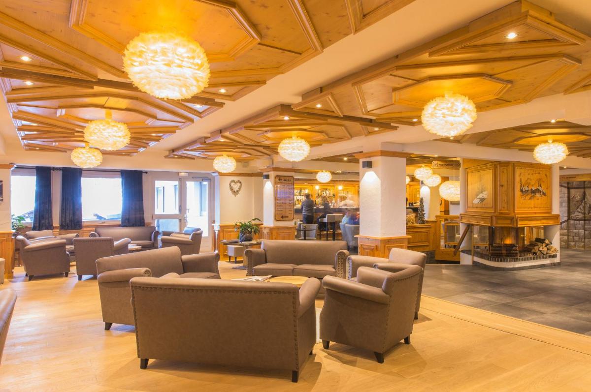 Coin salon dans l'établissement Hotel le Petit Dru