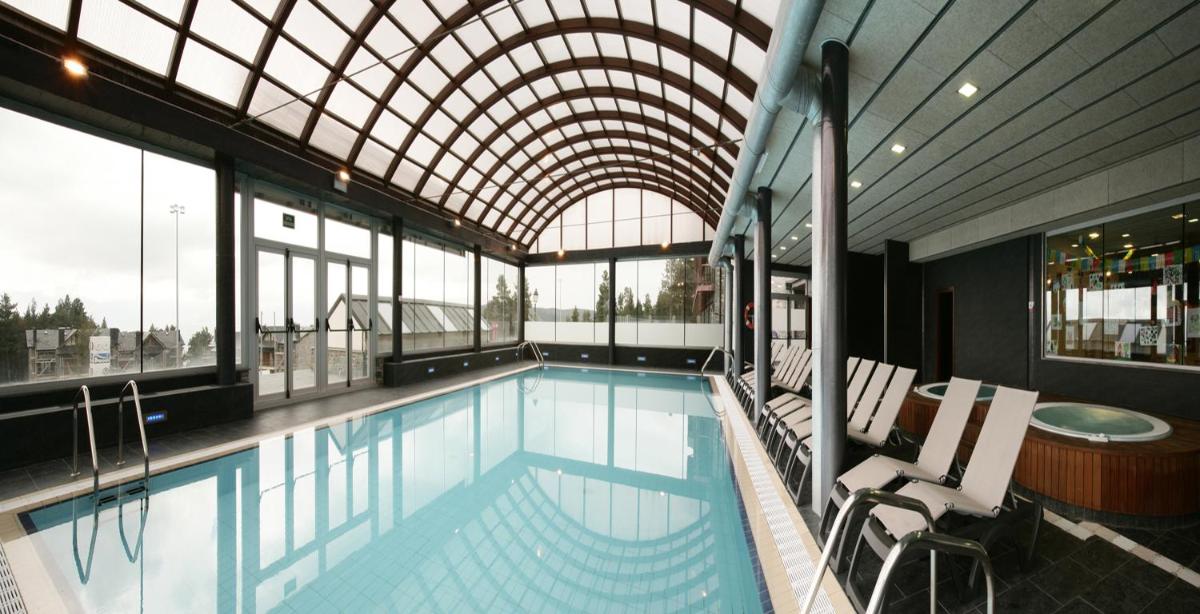 una gran piscina con techo de cristal en Guitart La Molina Aparthotel & Spa, en La Molina una gran piscina con techo de cristal en Guitart La Molina Aparthotel & Spa, en La Molina