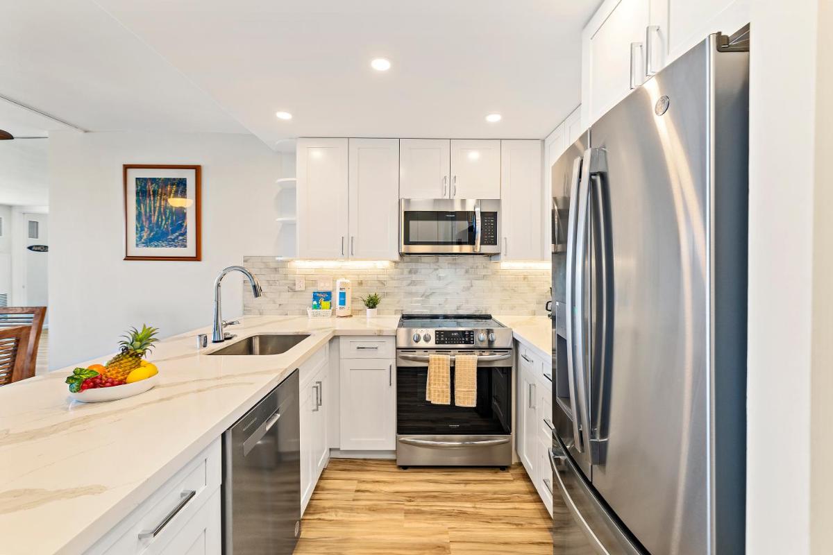 Stunning 1BR Ocean View Condo at Ilikai Marina - Housity