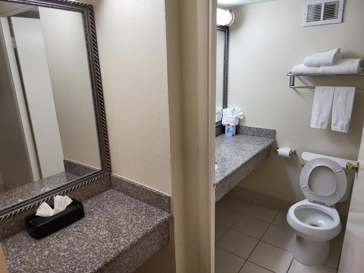 Ramada by Wyndham Houston Intercontinental Airport East - Housity