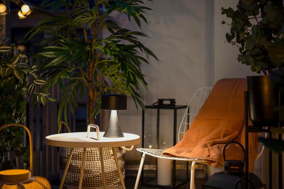 Sanders Leaves - Chic Three-Bedroom Apartment In Downtown Copenhagen - Housity