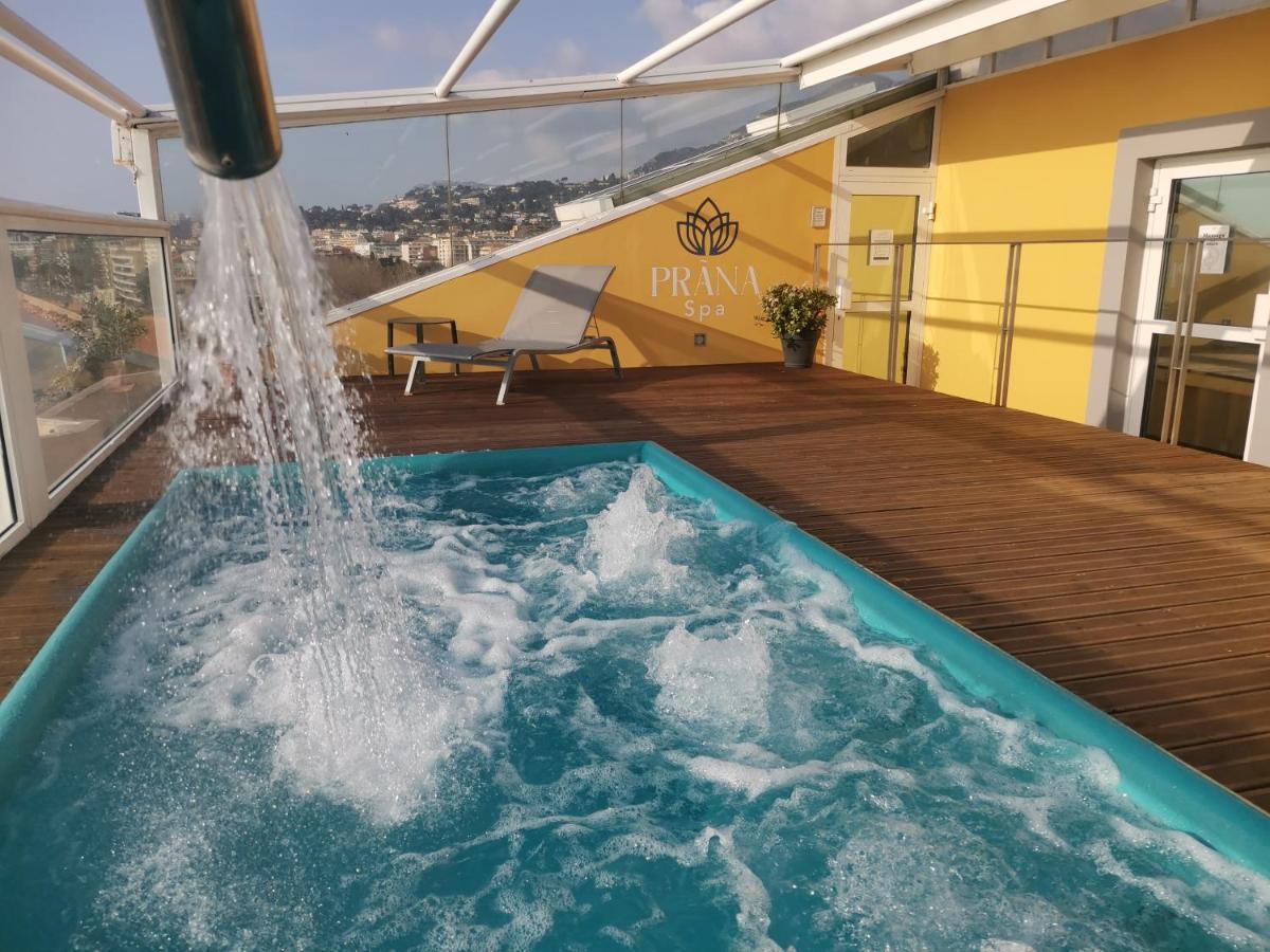 un bain à remous sur un balcon avec une fontaine à eau dans l'établissement Hôtel Riva Art & Spa, à Menton