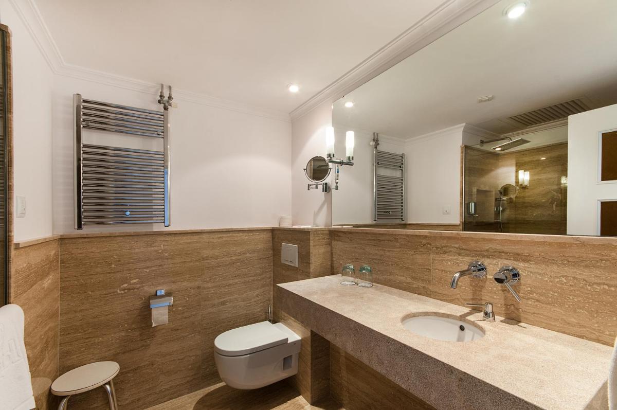 Un baño de Hotel Coronado Thalasso & Spa