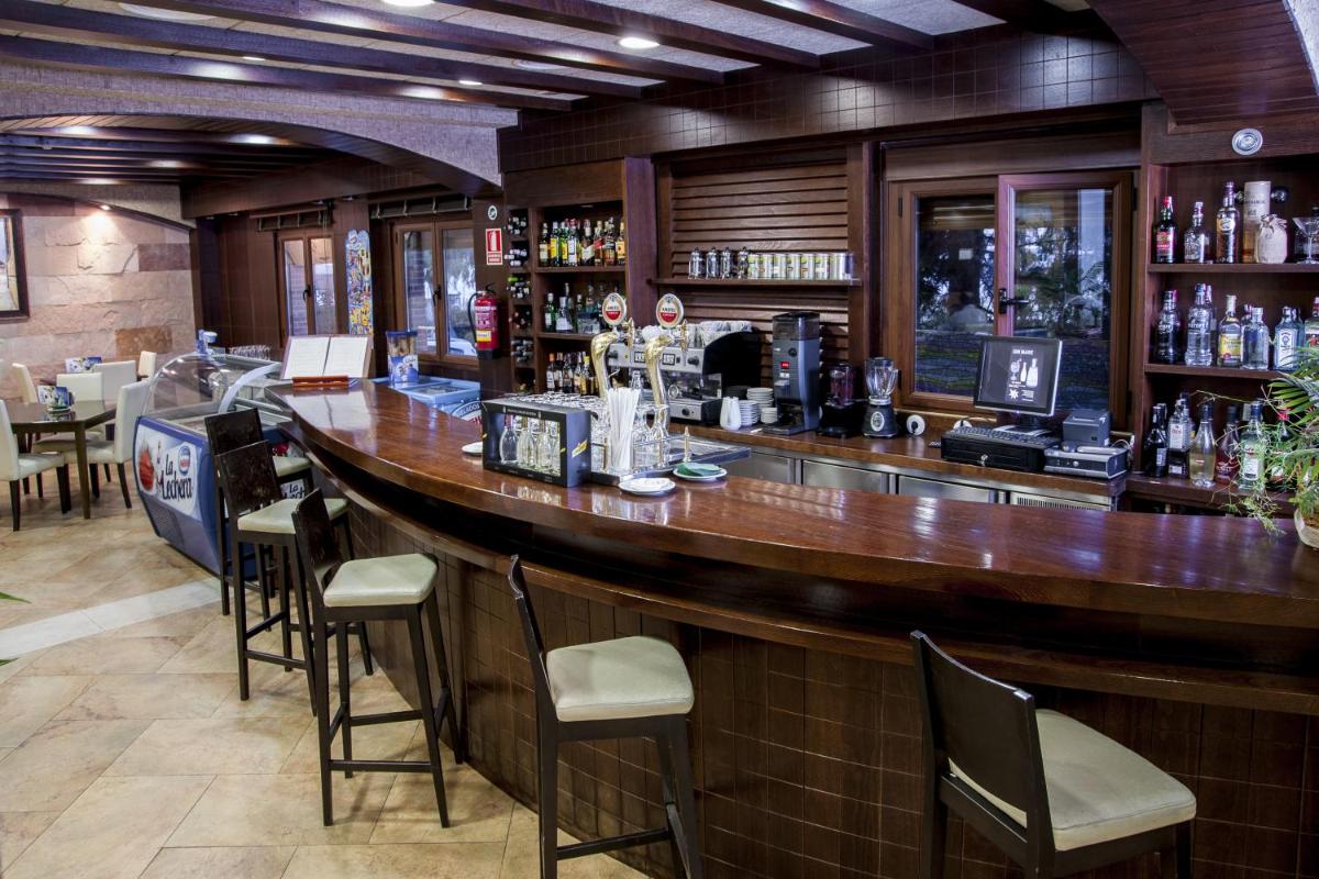 El salón o zona de bar de Hotel Comendador