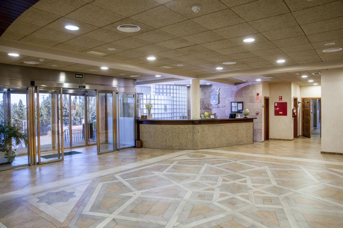 El vestíbulo o zona de recepción de Hotel Comendador