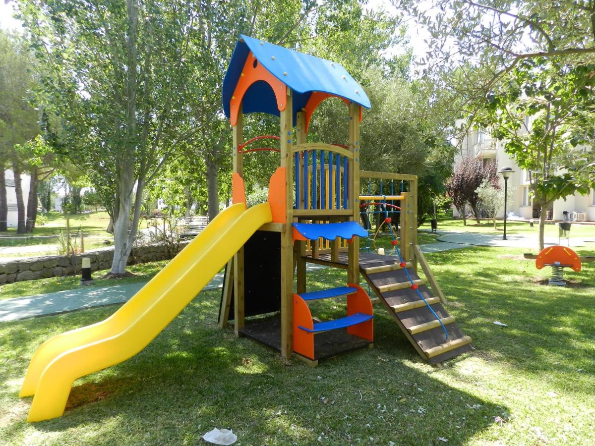 Zona de juegos infantil en Aparthotel Duva & Spa